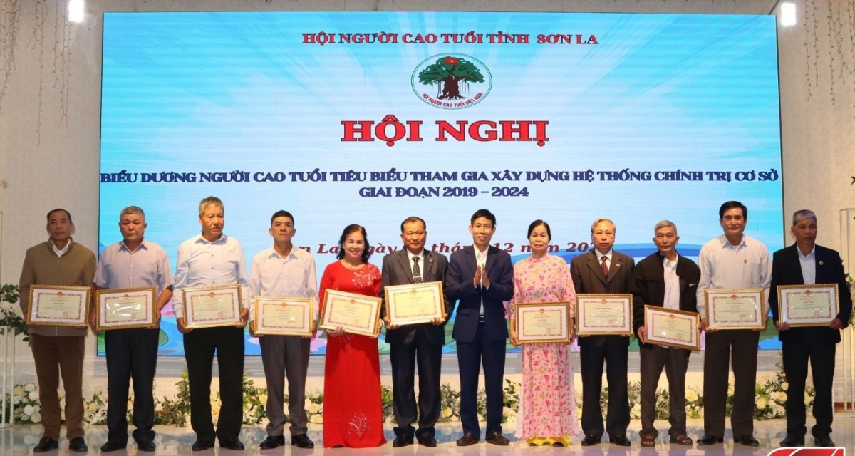 Trao Bằng khen của bằng khen của Chủ tịch UBND tỉnh Sơn La cho các cá nhân tiêu biểu tham gia xây dựng hệ thống chính trị giai đoạn 2019-2024