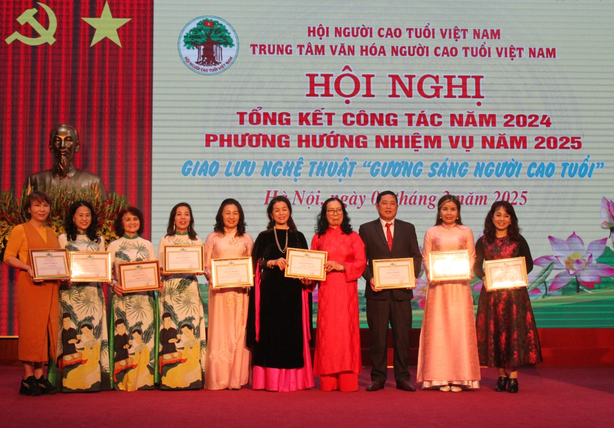 Giám đốc Nguyễn Thị Kim Liên trao Giấy khen của Trung tâm Văn hóa NCT Việt Nam cho các tập thể, cá nhân xuất sắc