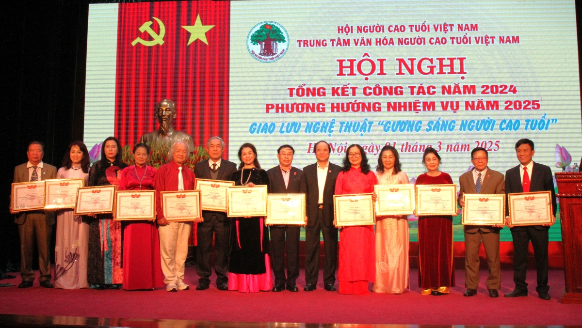 Phó Chủ tịch Thường trực Trương Xuân Cừ trao Bằng khen Trung ương Hội cho các cá nhân xuất sắc