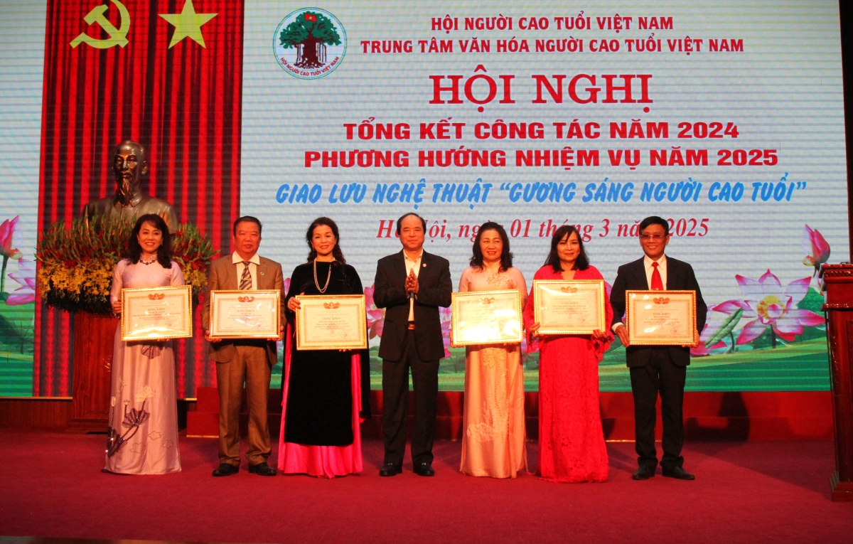 Phó Chủ tịch Thường trực Trương Xuân Cừ trao Bằng khen Trung ương Hội cho các tập thể xuất sắc