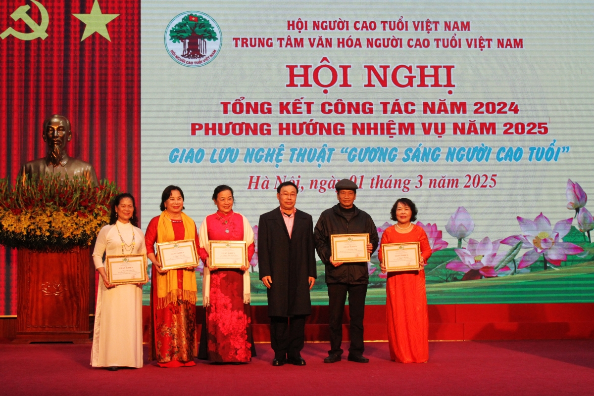 Phó Giám đốc Bùi Đình Úy trao Giấy khen các tập thể, cá nhân xuất sắc