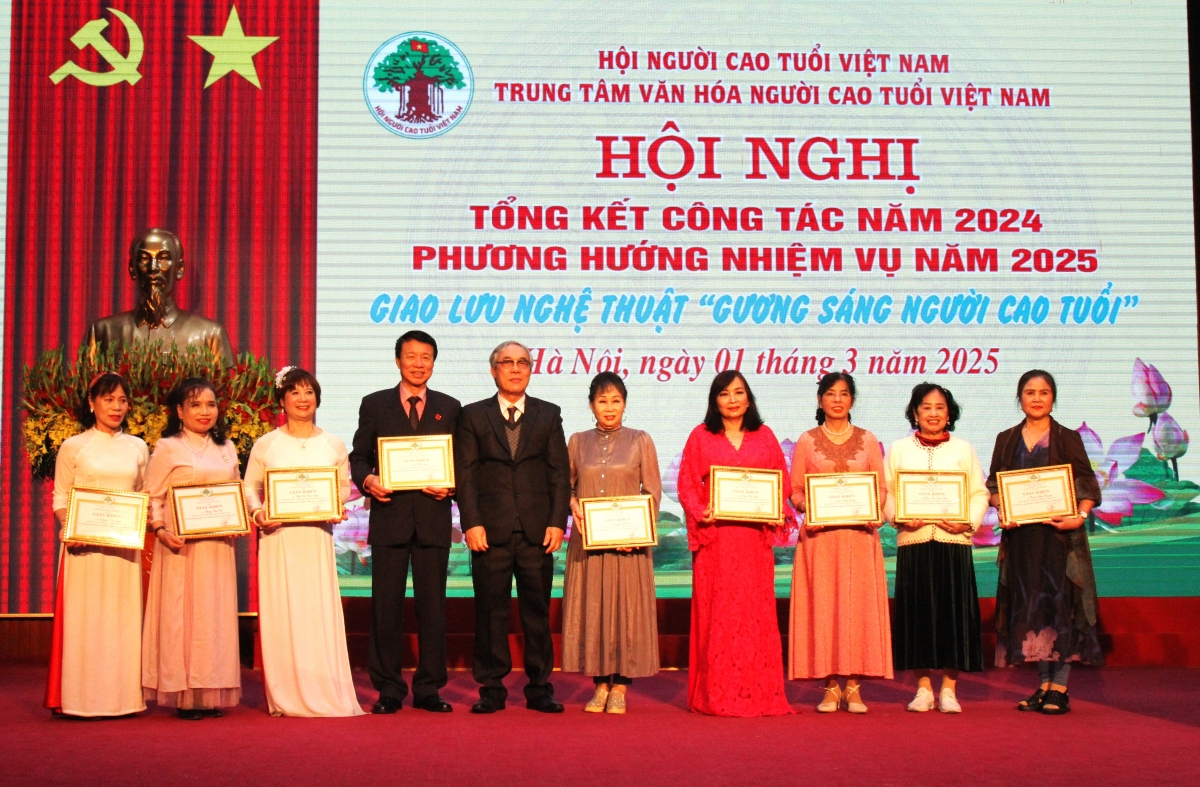 Phó Giám đốc Trương Bá Lương trao Giấy khen của Trung tâm văn hóa NCT cho các cá nhân xuất sắc