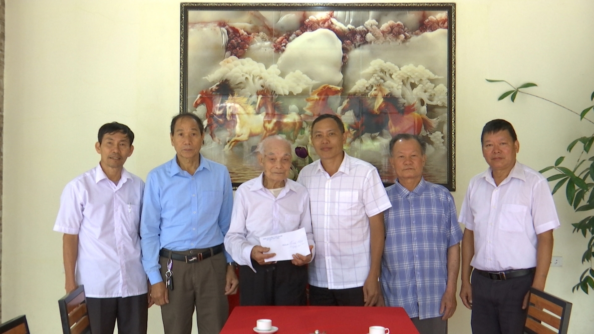 Hội NCT huyện Bắc Yên, tỉnh Sơn La thăm tặng quà cho cụ Nguyễn Ngọc Kiến, ở tiểu khu 1 thị trấn Bắc Yên