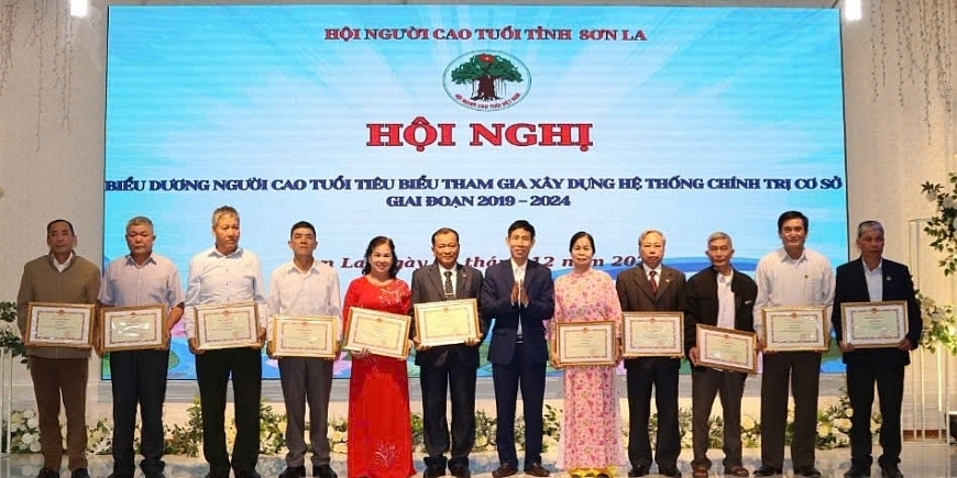 Trao Bằng khen của Chủ tịch UBND tỉnh Sơn La cho NCT tích cực tham gia xây dựng hệ thống chính trị cơ sở giai đoạn 2019 – 2024.