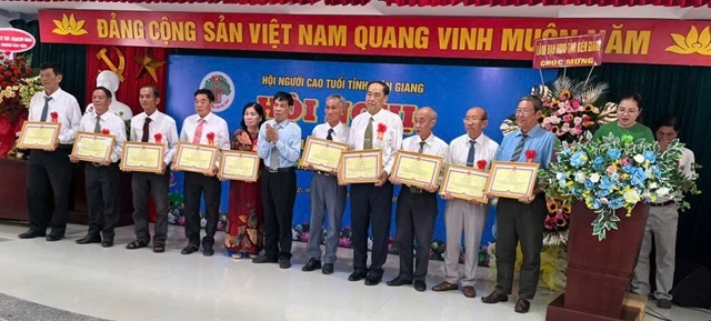 Lãnh đạo Hội NCT tỉnh Kiên Giang khen thưởng NCT tiêu biểu tham gia xây dựng hệ thống chính trị cơ sở giai đoạn 2019 -2024.