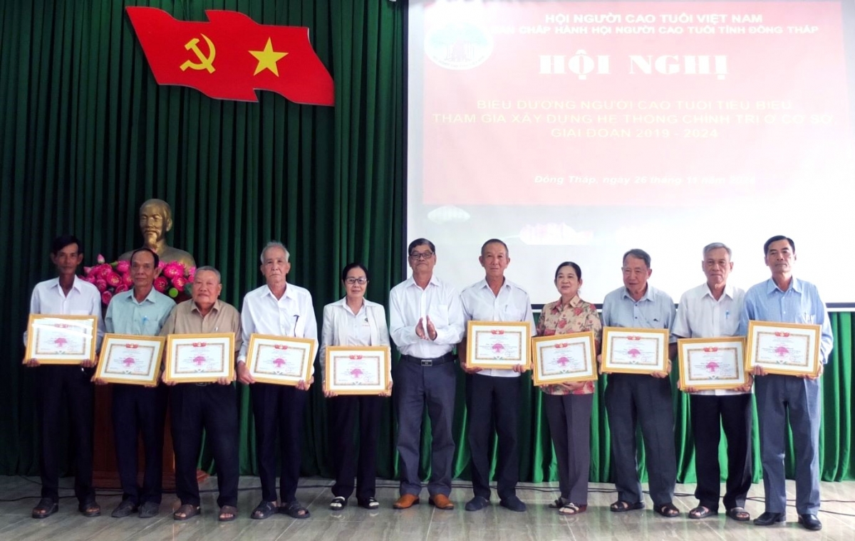 Ông Lê Hoàng Đức, Chủ tịch Hội NCT tỉnh Đồng Tháp trao Giấy khen tôn vinh NCT tiêu biểu tham gia xây dựng hệ thống chính trị cơ sở giai đoạn 2019-2024