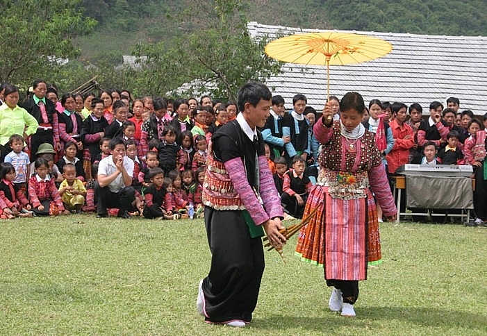 Thanh niên người Mông múa khèn trong ngày hội.