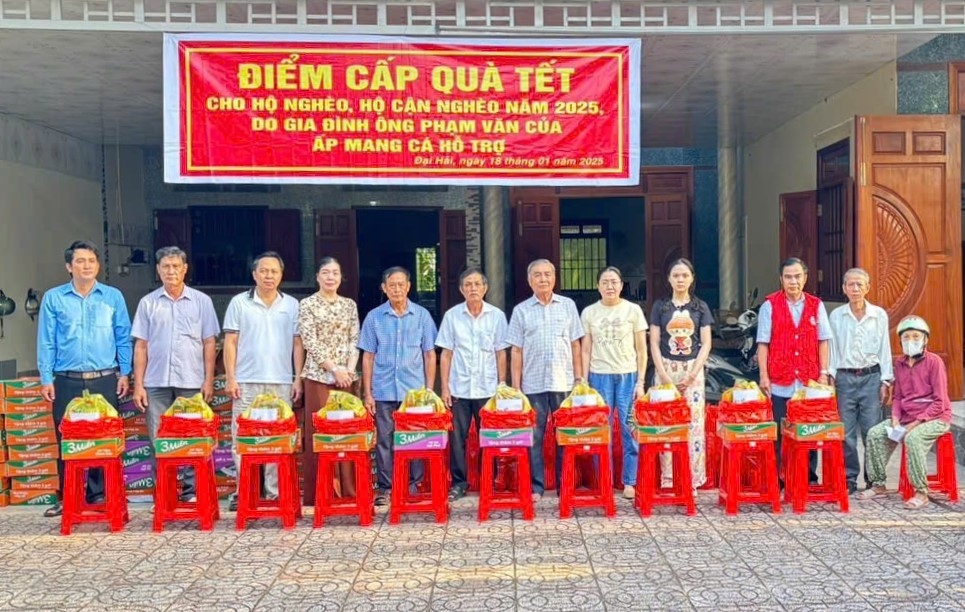 Nhà hảo tâm xã Đại Hải tặng quà Tết cho NCT nghèo nhân dịp đón Xuân Ất Tỵ 2025