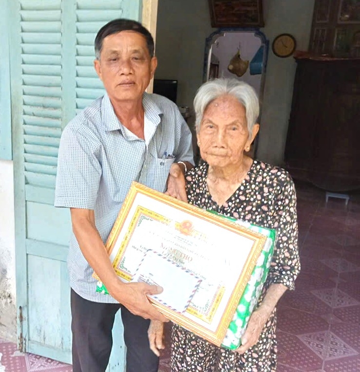 Ông Hà Văn Thủ trao quà cho hội viên NCT hoàn cảnh khó khăn