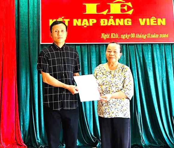 Bí thư Chi bộ Giàng Thị Chía trao quyết định kết nạp đảng viên mới
