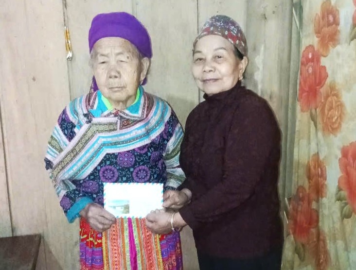 Bí thư bản Mông Giàng Thị Chía “Tuổi cao - Gương sáng”