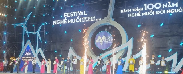 Ông Trần Hồng Hà, Phó Thủ tướng Chính phủ trao bằng khen, biểu trưng cho các chủ thể sản phẩm tiêu biểu của nghề muối Việt Nam