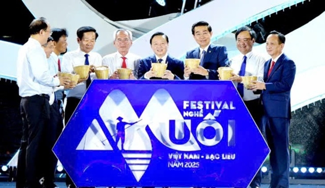 Lãnh đạo Chính phủ, các bộ, ngành Trung ương, tỉnh Bạc Liêu và các tỉnh bạn thực hiện nghi thức đổ muối vào biểu tượng Muối khai mạc Festival.