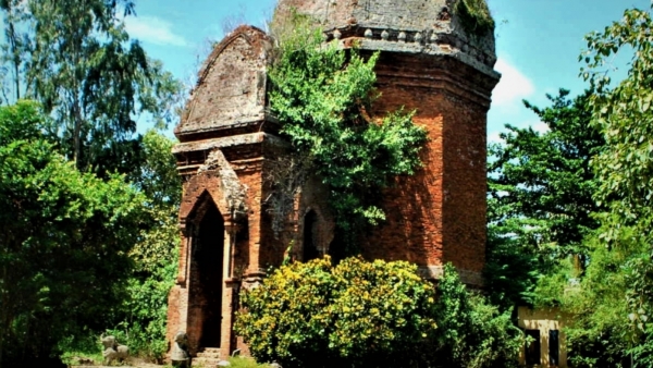 Độc đáo ngôi tháp hơn nghìn năm tuổi