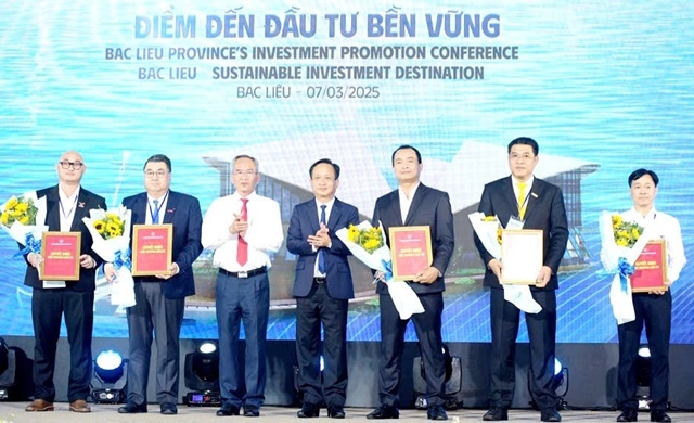Lãnh đạo tỉnh Bạc Liêu trao giấy chứng nhận và tặng hoa chúc mừng các nhà đầu tư