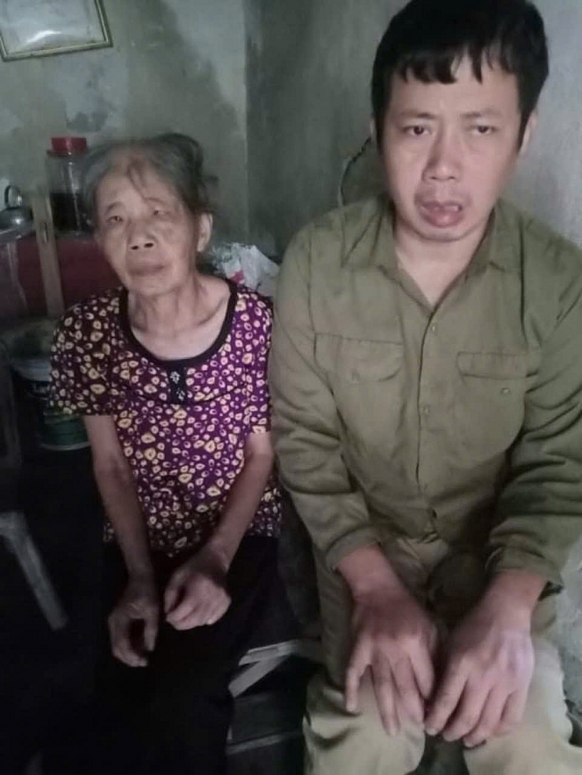 Cụ Nguyễn Thị Tứ và ông Nguyễn Văn Lĩnh đều bị mù bẩm sinh.