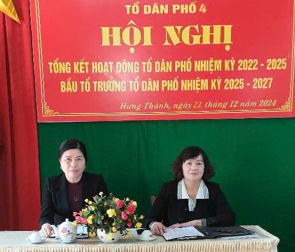 Bà Bùi Thị Hợi (bên phải) tại Hội nghị tổ dân phố