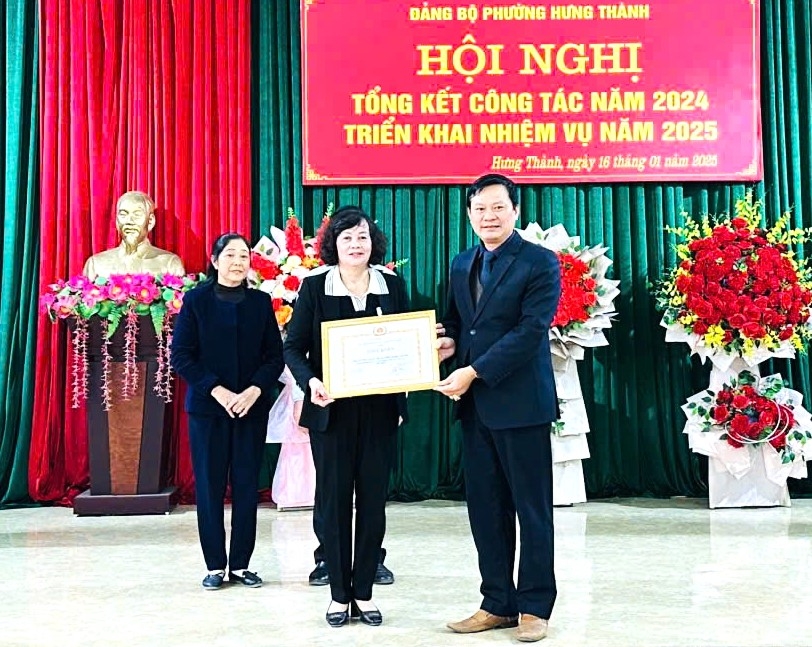 Bà Bùi Thị Hợi được Đảng ủy phường khen thưởng