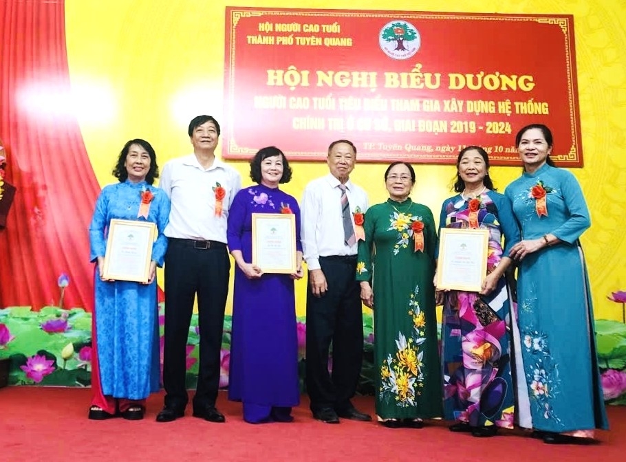 Bí thư Chi bộ Bùi Thị Hợi và chương trình “Đẹp từ nhà ra phố”