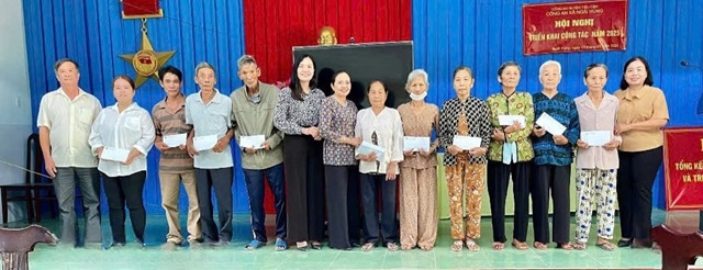 Hội NCT huyện Tiểu Cần tặng quà cho NCT có hoàn cảnh khó khăn trên địa bàn huyện.