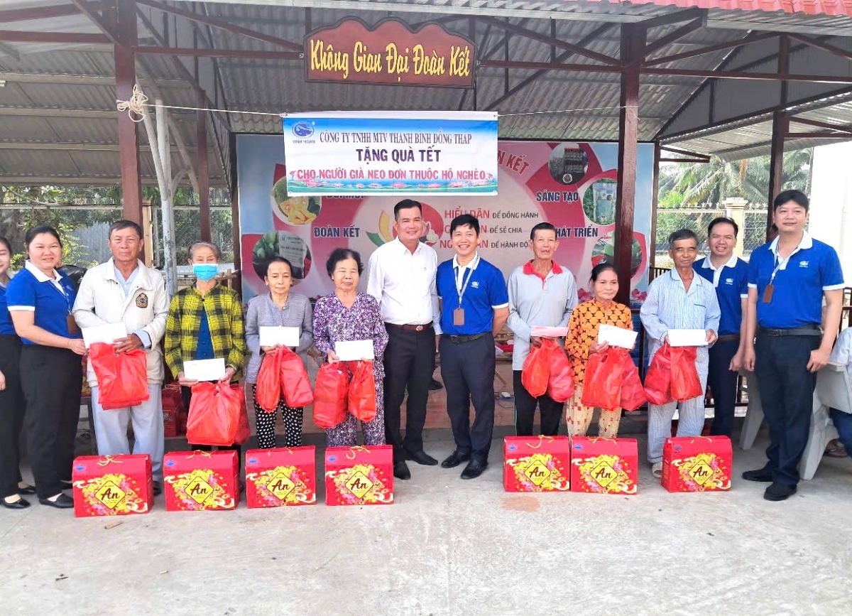 Tặng quà NCT hoàn cảnh khó khăn tỉnh Đồng Tháp nhân dịp Xuân mới Ất Tỵ 2025