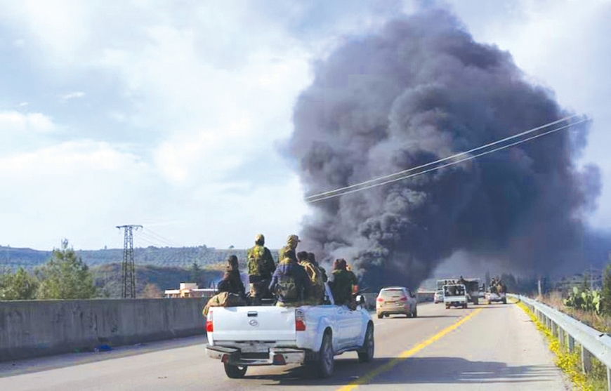 Khói bốc lên tại khu vực xung đột giữa lực lượng an ninh Syria với những người ủng hộ chính quyền của cựu Tổng thống Bashar al Assad tại tỉnh Latakia.