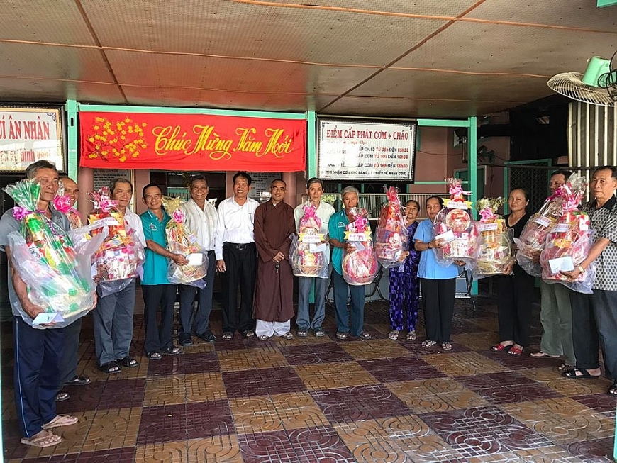 Ông Son tặng quà các thành viên Tổ từ thiện dịp Tết Nguyên đán.