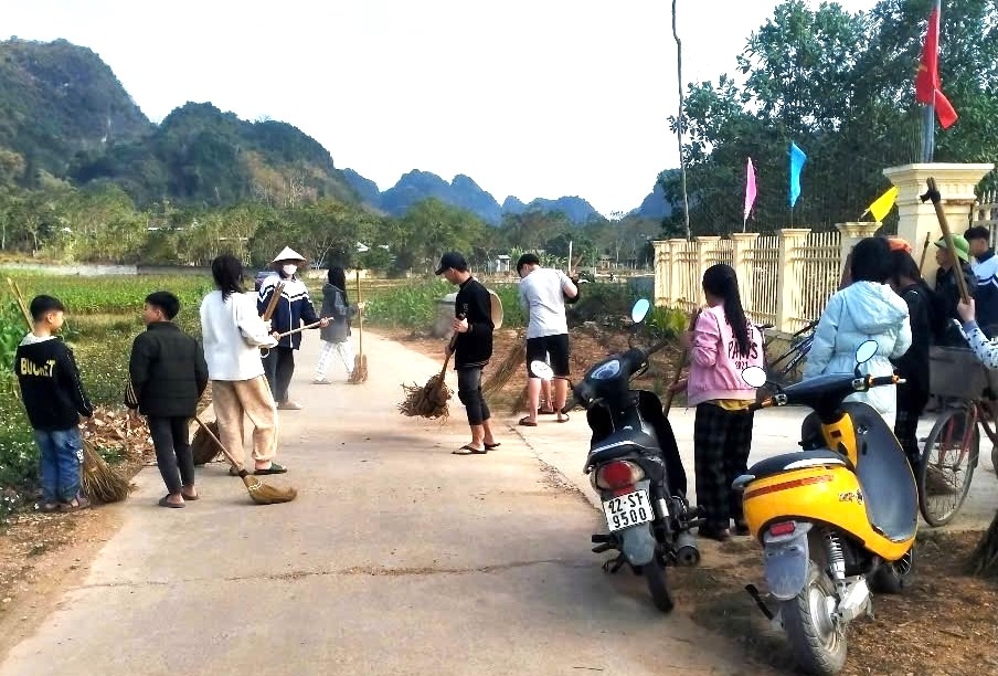 Người dân thôn Minh Lệnh làm vệ sinh đường làng ngõ xóm
