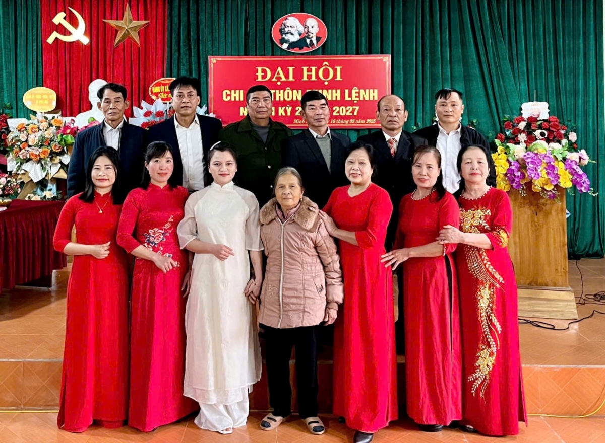 Ông Sình Văn Nam (thứ ba từ phải sang - hàng sau) cùng Ban Chi ủy thôn Minh Lệnh ra mắt Đại hội