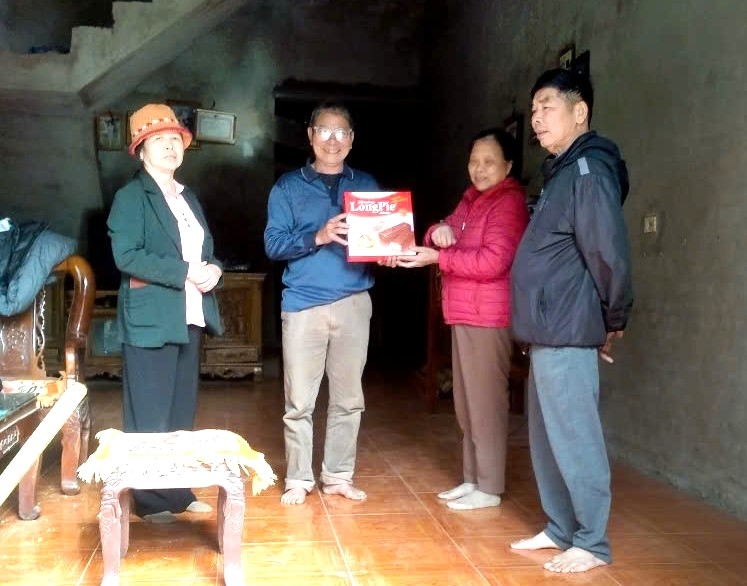 Tặng quà NCT hoàn cảnh khó khăn thôn Minh Lệnh, xã Phúc Ứng, huyện Sơn Dương, tỉnh Tuyên Quang