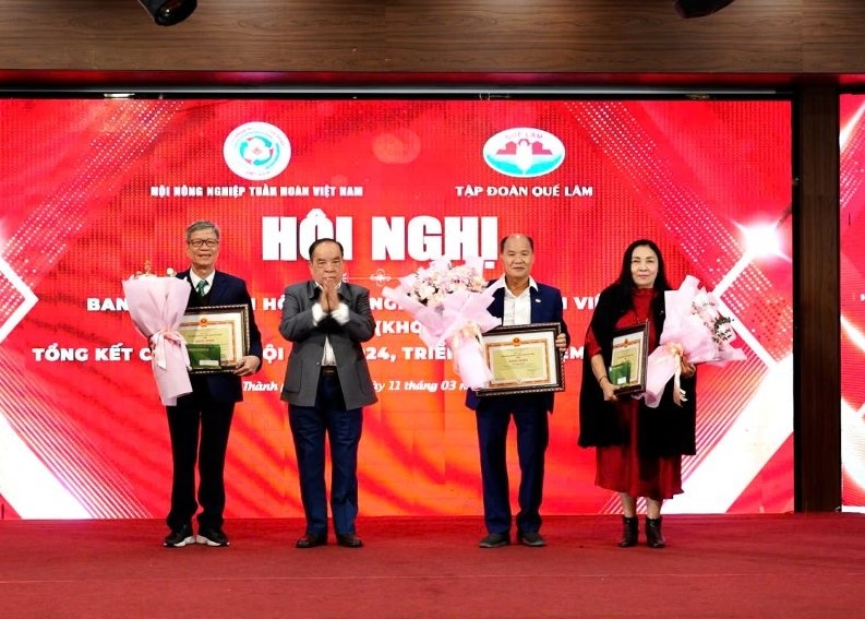 Ông Nguyễn Hồng Lam trao Giấy khen tôn vinh các hội viên xuất sắc