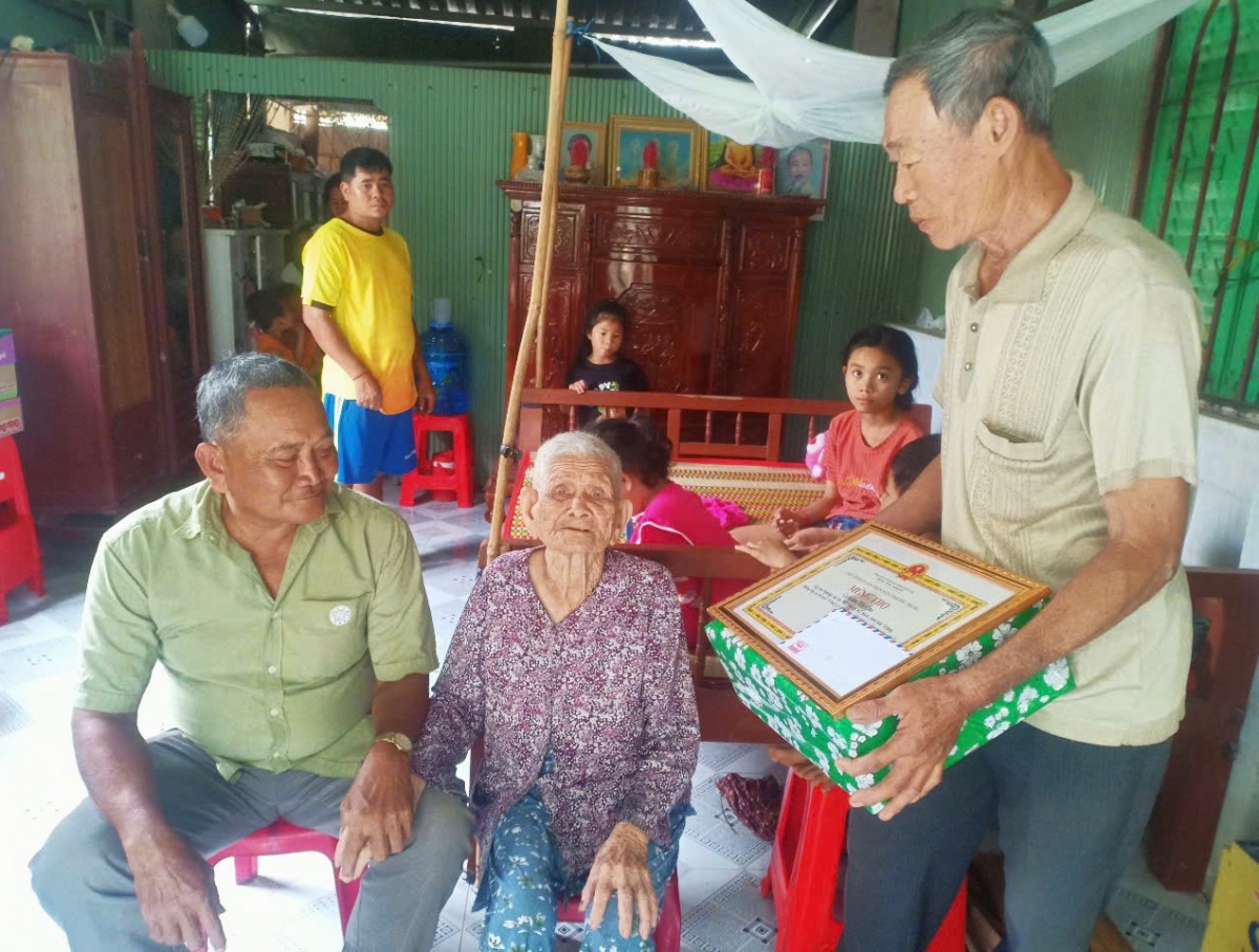 Tặng quà mừng thọ NCT huyện Kế Sách, tiinhr Sóc Trăng nhân dịp Xuân mới Ất Tỵ 2025