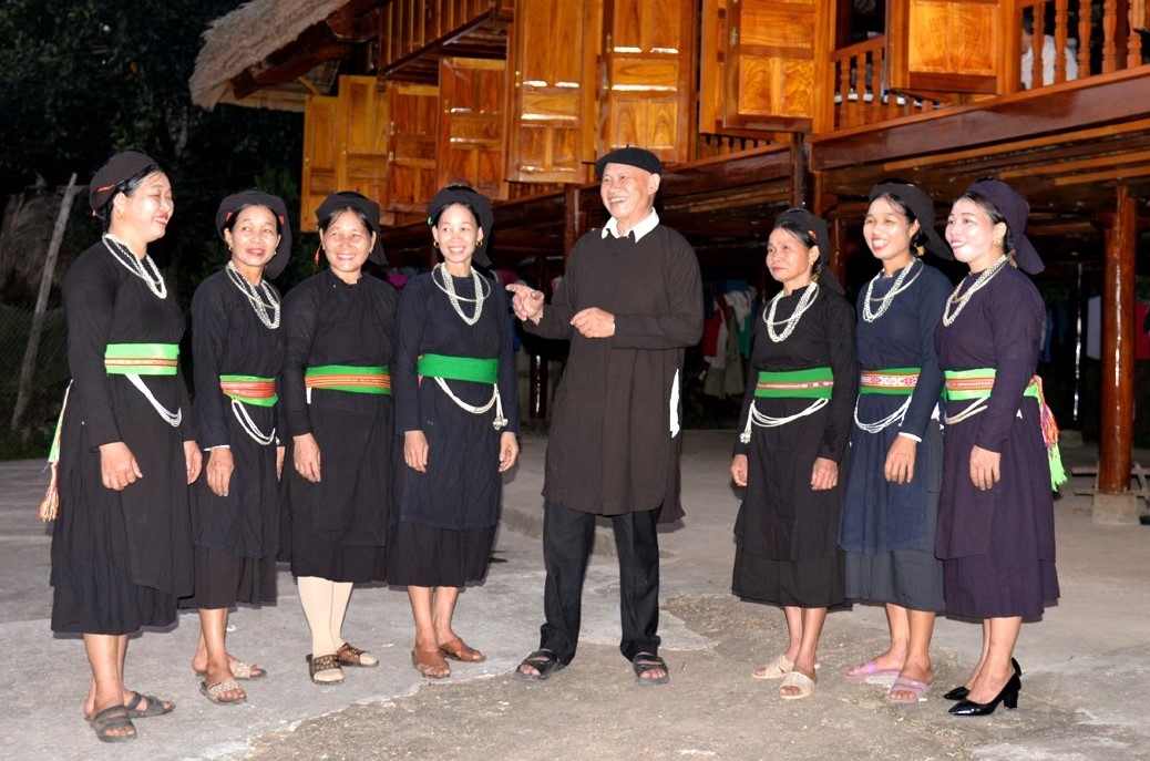 Ông Nguyễn Khoải đang tuyên truyền, giới thiệu văn hóa truyền thống cho người dân