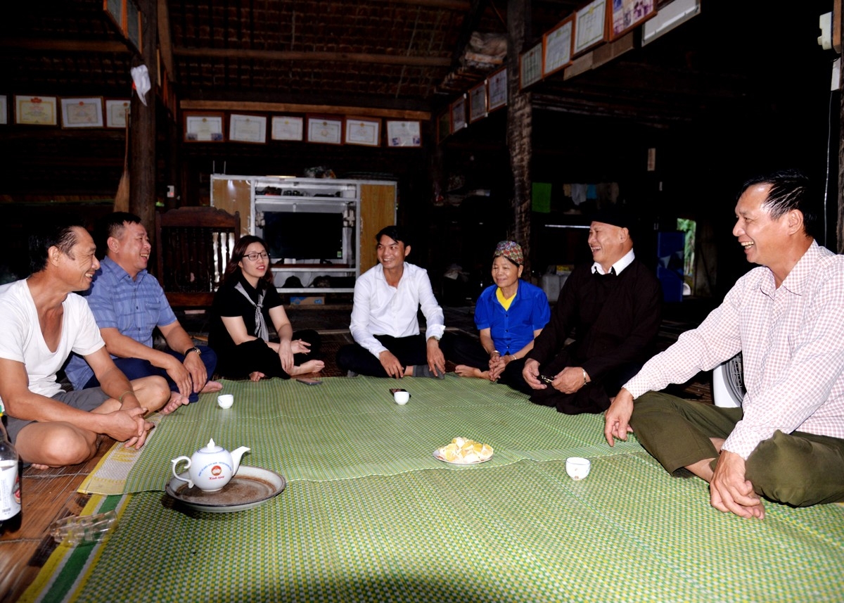 Ông Nguyễn Khoải tuyên truyền xóa bỏ hủ tục lạc hậu trên địa bàn xã Bằng Lang