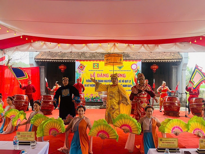 Lễ dâng hương tưởng niệm Hoàng đế Hồ Quý Ly