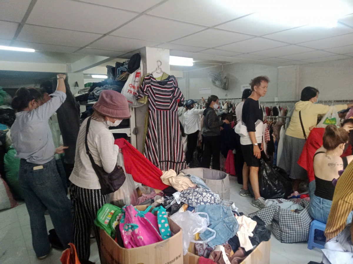 Cửa hàng quần áo 0 đồng - biểu tượng của sự đoàn kết và lòng nhân ái của người cao tuổi