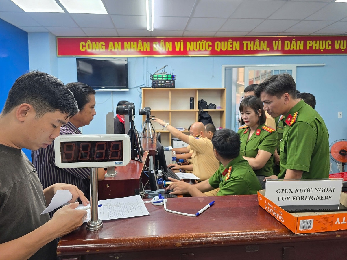 Tổ chức tiếp nhận hồ sơ đổi, cấp giấy phép lái xe tại 22 điểm phường, xã, thị trấn