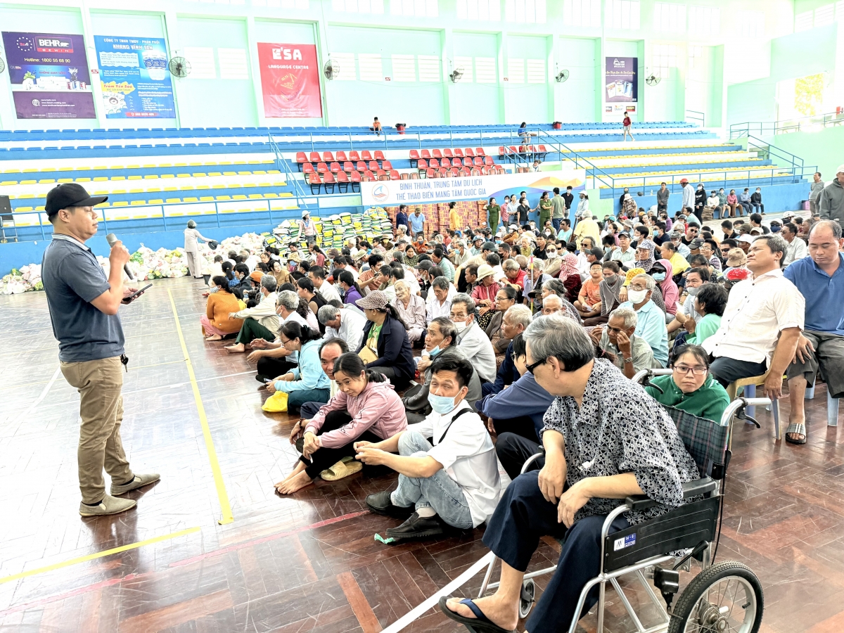 Bình Thuận: Tặng 400 phần quà cho người mù khó khăn