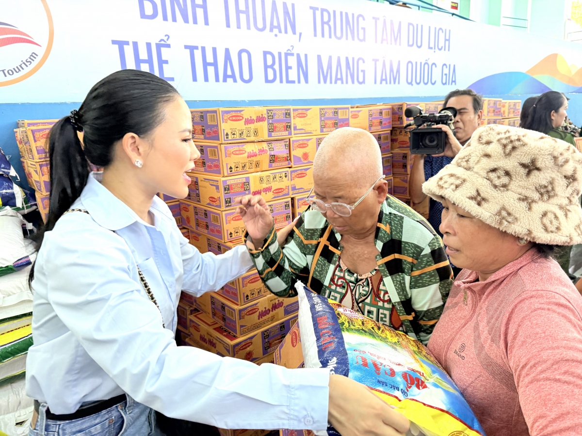 Bình Thuận: Tặng 400 phần quà cho người mù khó khăn