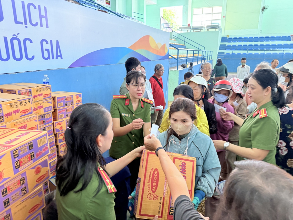 Bình Thuận: Tặng 400 phần quà cho người mù khó khăn