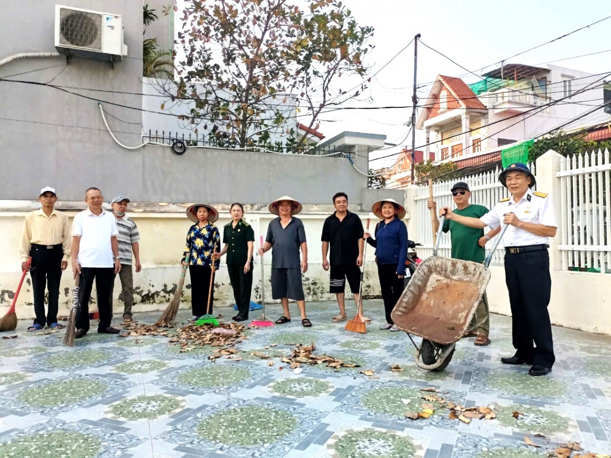 NCT TP Hải Phòng tham gia làm vệ sinh đường phố và khu vực công cộn