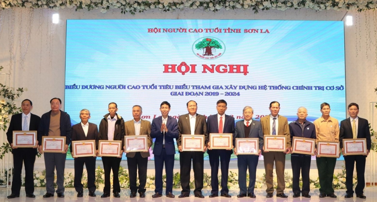 Trao Bằng khen của bằng khen của Chủ tịch UBND tỉnh Sơn La cho các cá nhân tiêu biểu tham gia xây dựng hệ thống chính trị giai đoạn 2019-2024