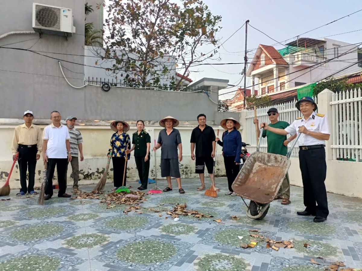 Ông Nguyễn Văn Thư (ngoài cùng bên phải) cùng bà con làm vệ sinh nơi công cộng