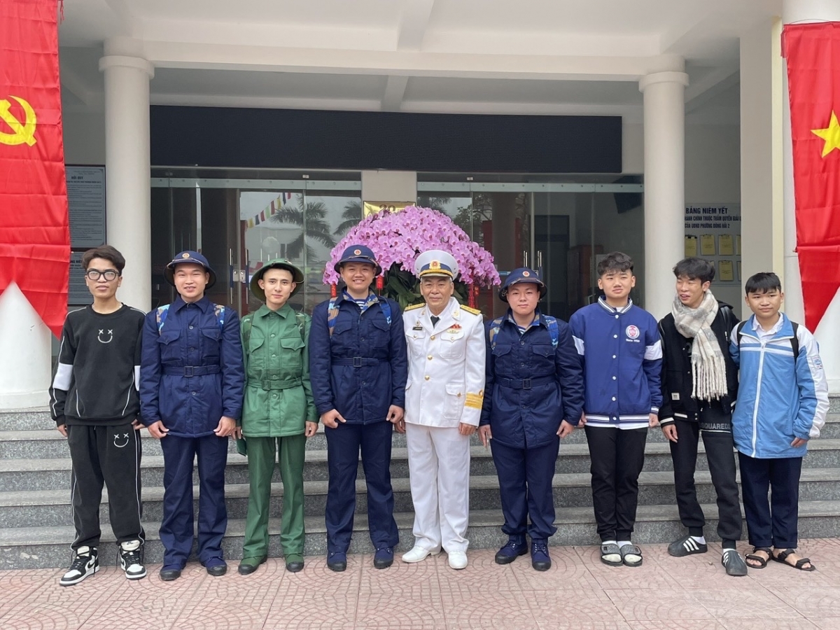 Ông Nguyễn Văn Thư (giữa) tiễn thanh niên lên đường làm nghĩa vụ quân sự