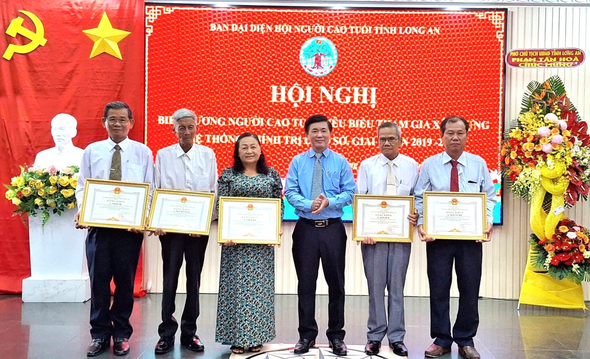 Trao Bằng khen của Chủ tịch UBND tỉnh Long An tôn vinh NCT tiêu biểu tham gia xây dựng hệ thống chính trị cơ sở giai đoạn 2019-2024