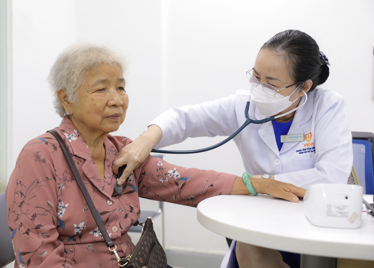 Thăm khám trước tiêm phòng tại VNVC