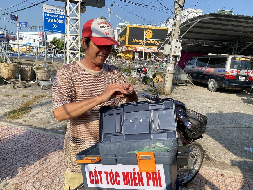 Chuyện về người chuyên đi vá “ổ gà”, “ổ trâu” cho hàng tổng