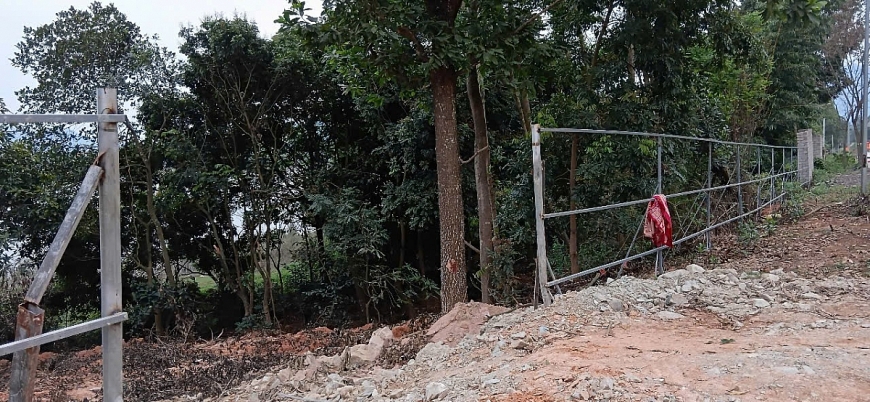 Tôn được tháo bỏ nhưng hàng rào sắt vẫn còn trơ ra như thách thức dư luận, chính quyền (Ảnh chụp ngày 19/3/2025).