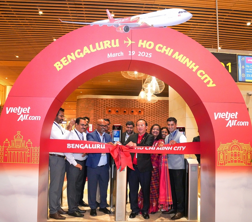 Lãnh đạo sân bay, các đối tác và Phó Tổng giám đốc Vietjet Đỗ Xuân Quang thực hiện nghi thức cắt băng khai trương đường bay mới