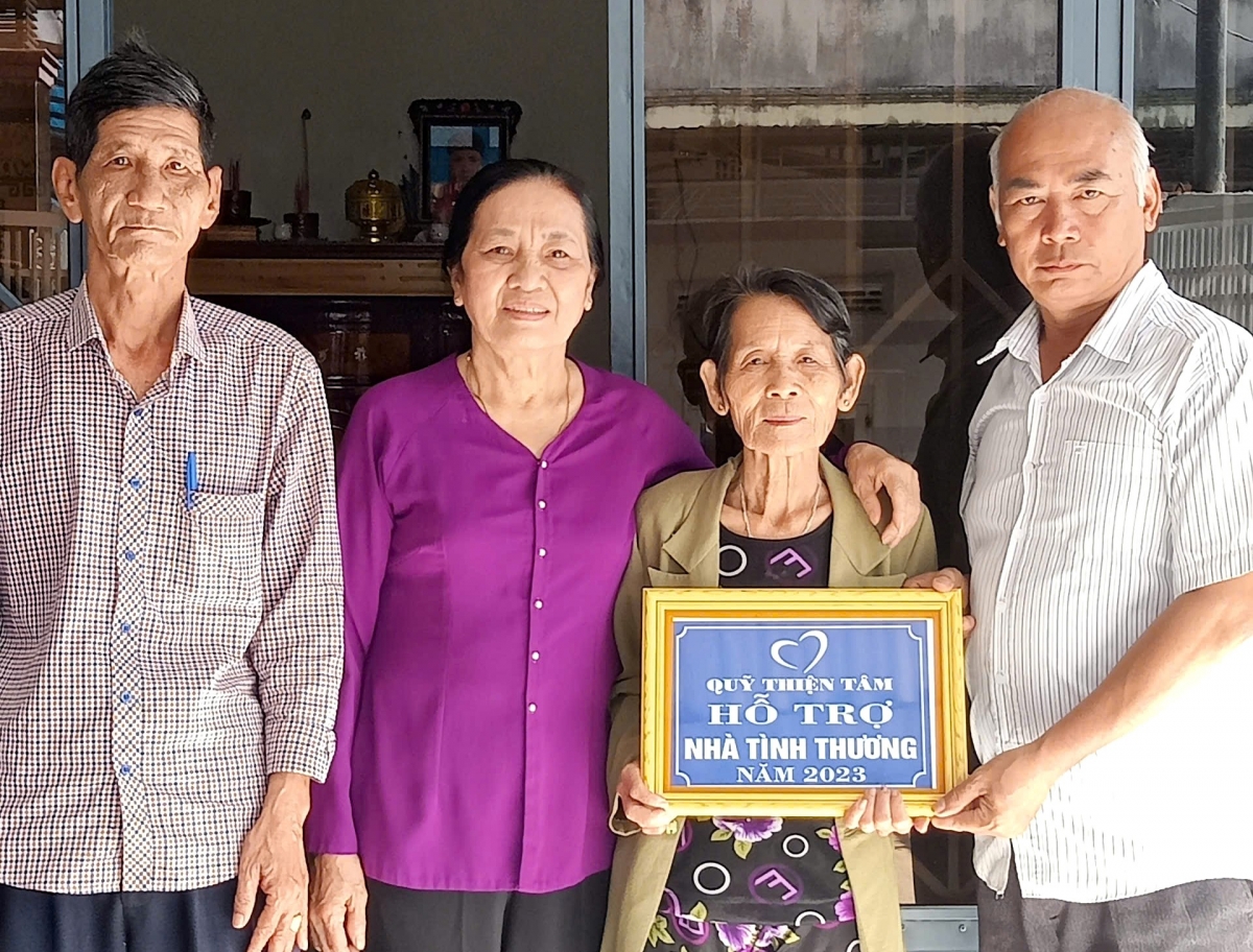 Ông Tống Đăng Liệu (ngoài cùng bên phải) tặng quà hội viên hoàn cảnh khó khăn